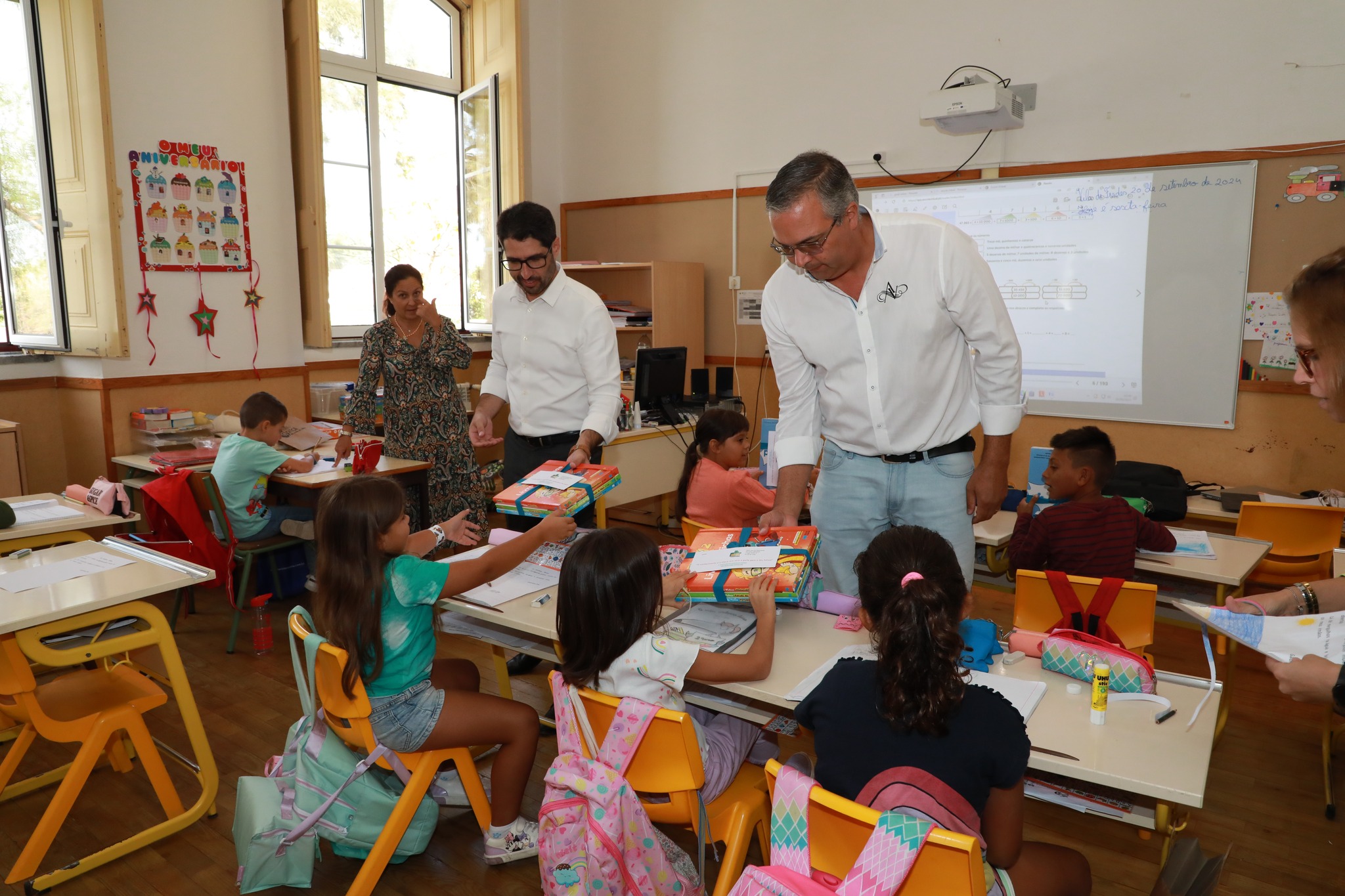 Entrega de Cadernos de Actividades Entrega de Cadernos de Actividades