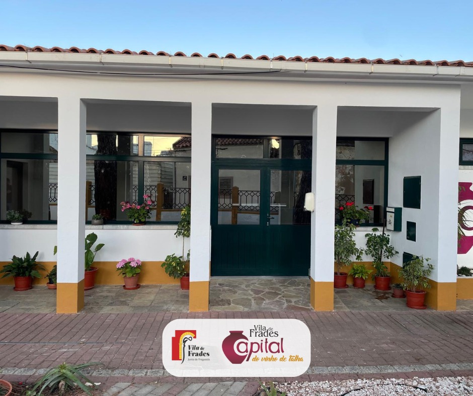 Junta de Freguesia de Vila de Frades com Espaço Renovado Junta de Freguesia de Vila de Frades com Espaço Renovado