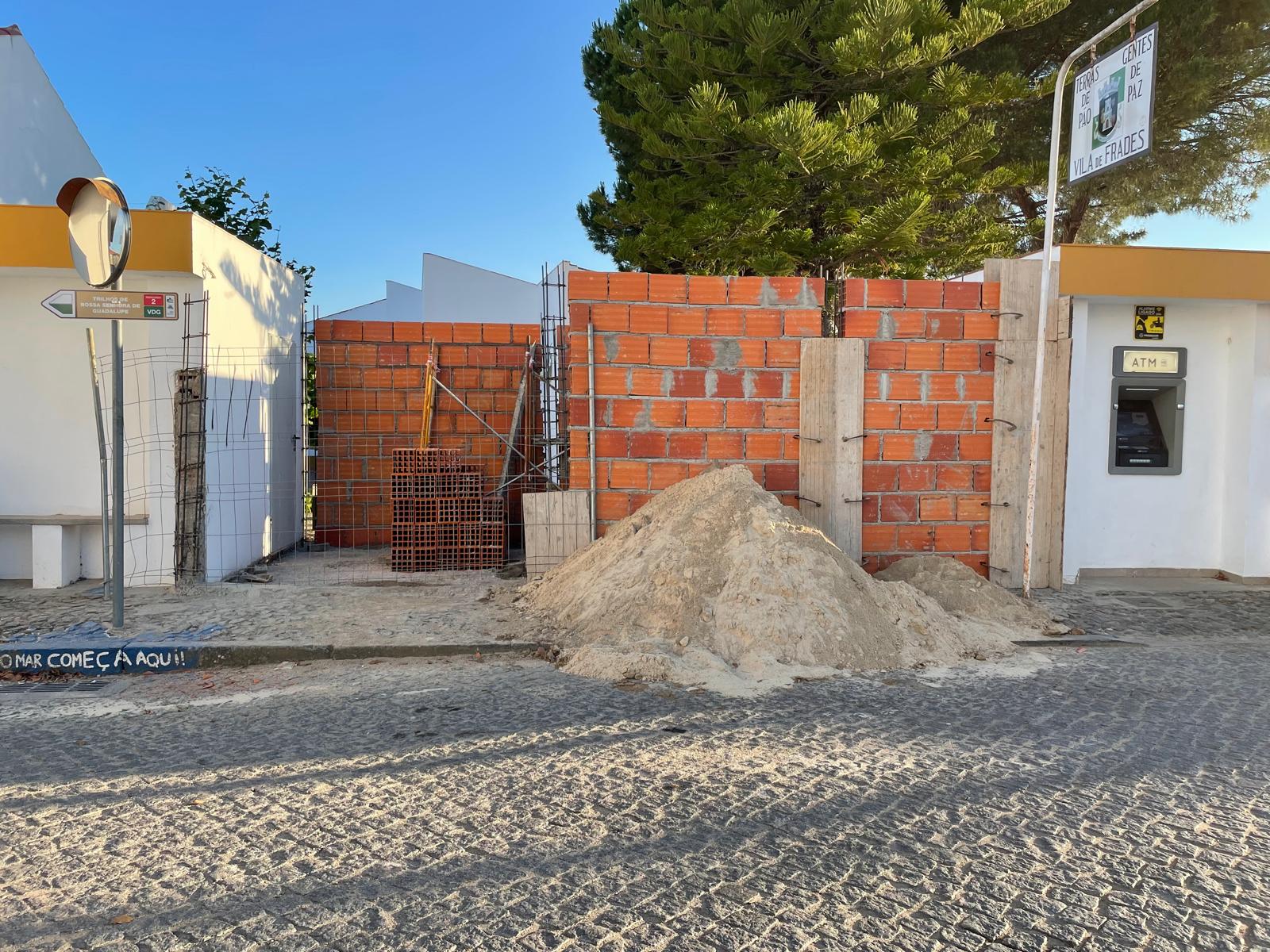 Construção de Instalações Sanitárias Públicas Construção de Instalações Sanitárias Públicas