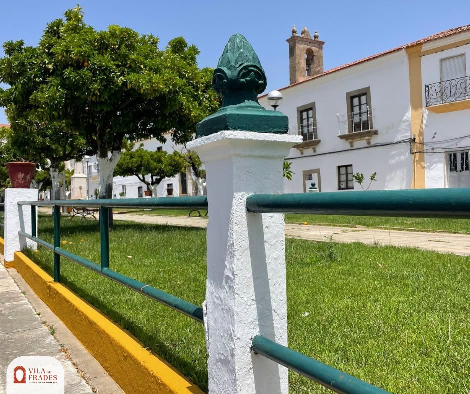 Manutenção do Jardim da Praça 25 de Abril e do Parque Infantil