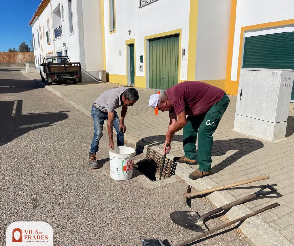 Limpeza de Sarjetas e Sumidouros da Vila